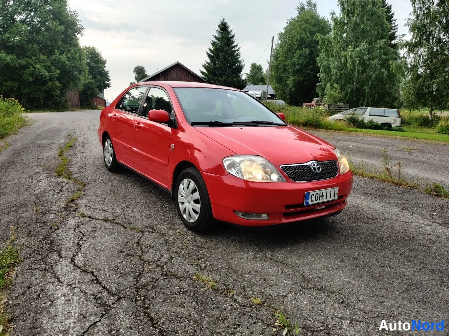 Punainen Toyota Corolla 2004, etuviisto, keula vasemmalle, kuva 2
