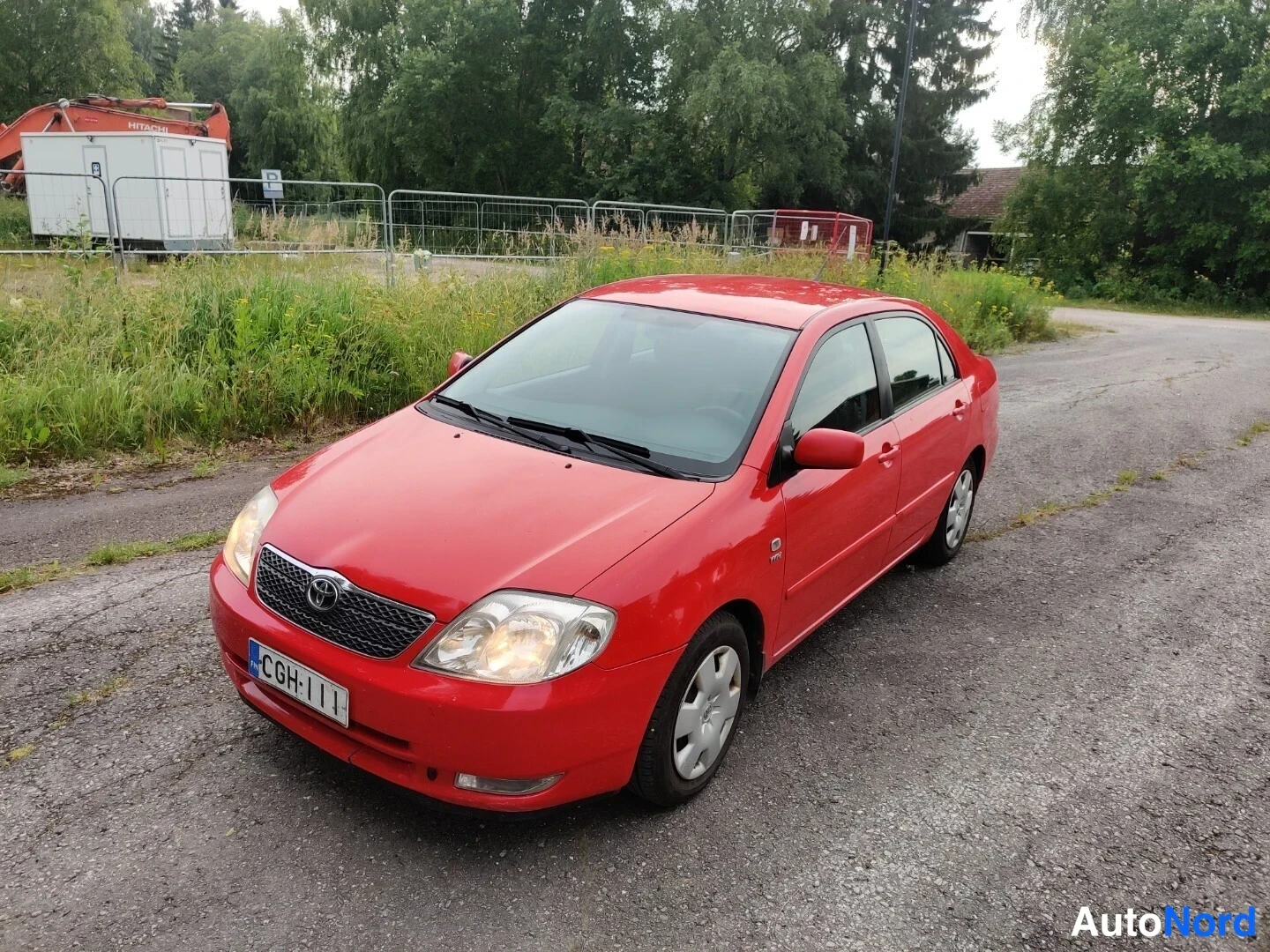 Punainen Toyota Corolla 2004, etuviisto, keula vasemmalle, kuva 3