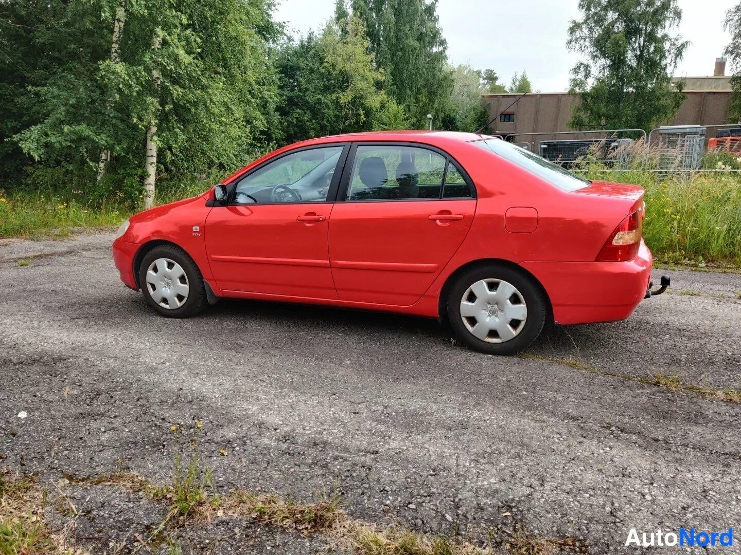 Punainen Toyota Corolla 2004, etuviisto, keula vasemmalle, kuva 6