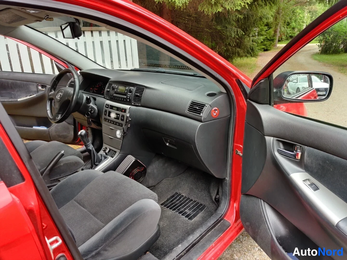 Punainen Toyota Corolla 2004, etuistuimet, kuva 28