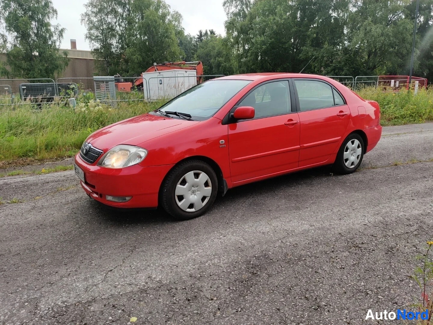 Punainen Toyota Corolla 2004, etuviisto, keula vasemmalle, kuva 4