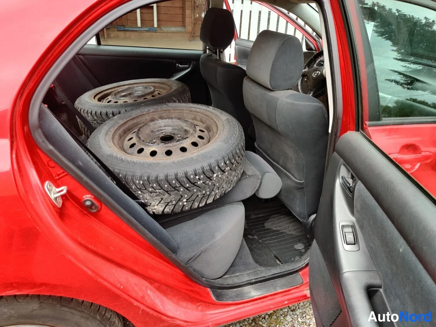 Punainen Toyota Corolla 2004, takaistuimet, kuva 31