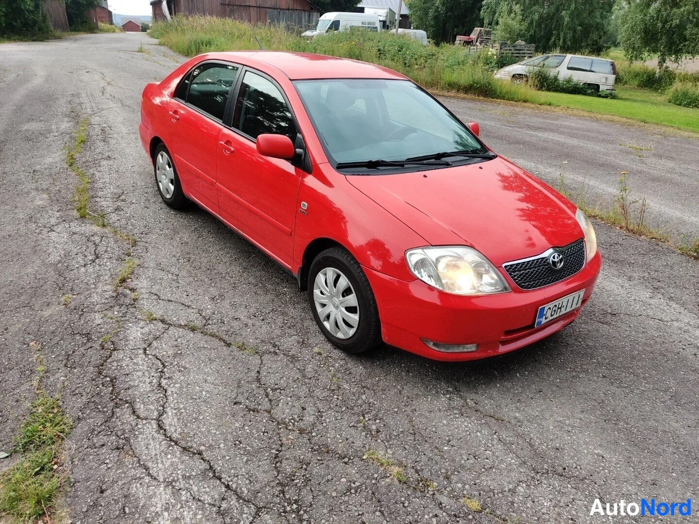 Punainen Toyota Corolla 2004, etuviisto, keula oikealle, kuva 7
