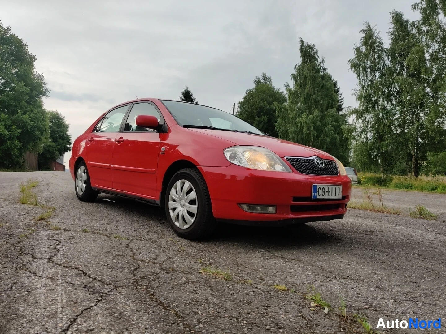 Punainen Toyota Corolla 2004, etuviisto, keula oikealle, kuva 8