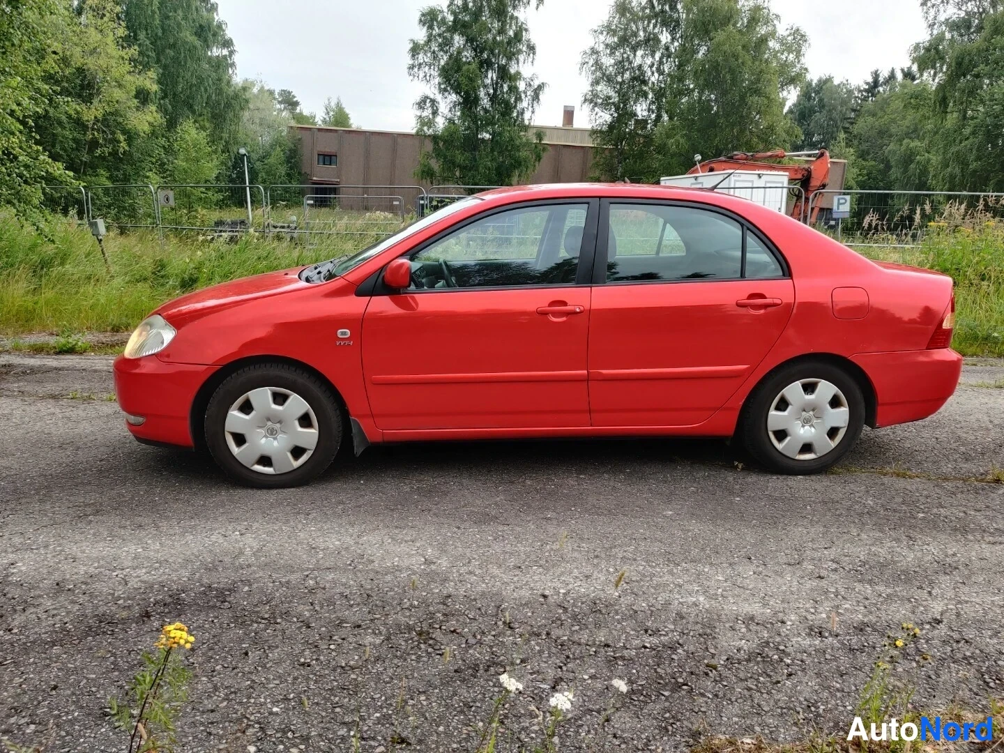 Punainen Toyota Corolla 2004, sivulta, kuva 12
