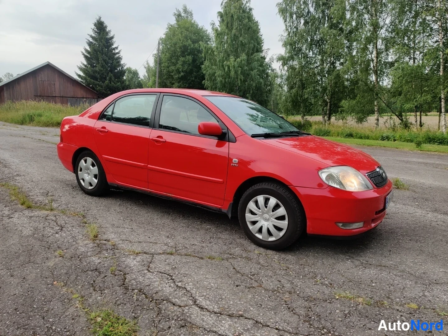 Punainen Toyota Corolla 2004, etuviisto, keula oikealle, kuva 9