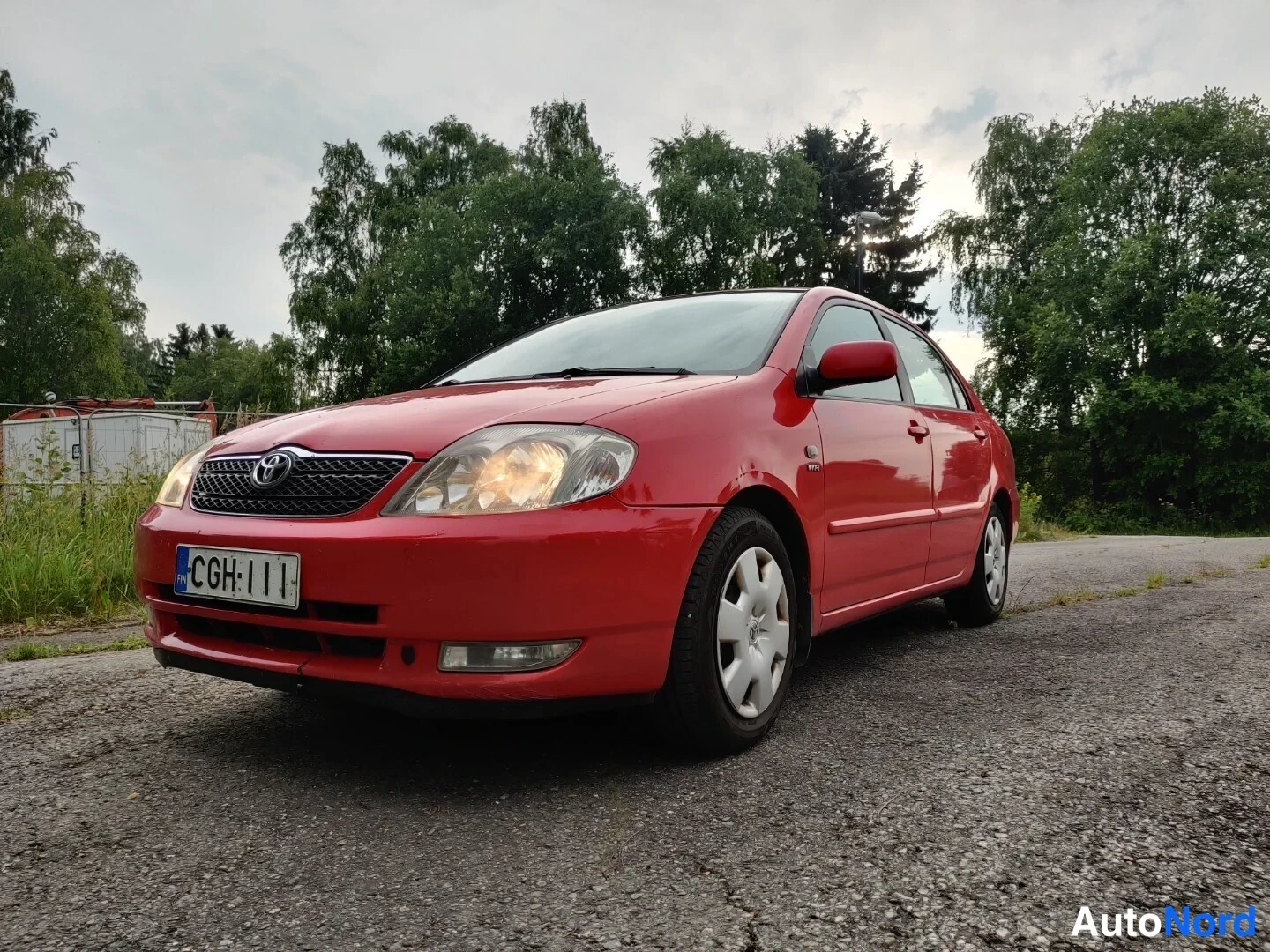 Punainen Toyota Corolla 2004, etuviisto, keula vasemmalle, kuva 5
