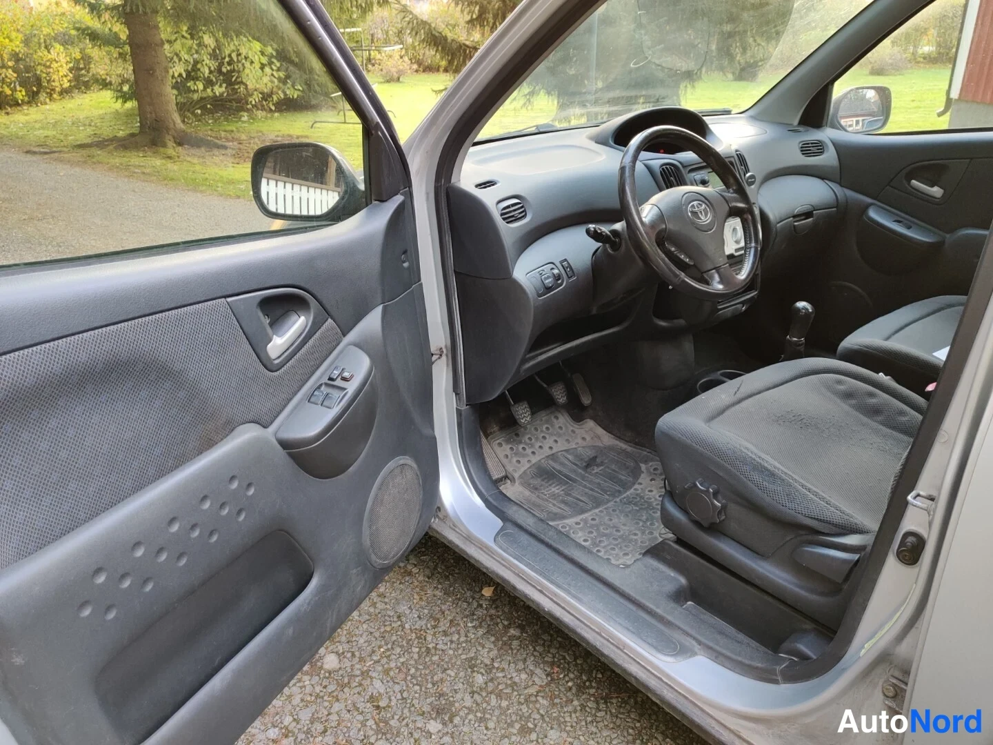 Hopea Toyota Yaris Verso 2004, ohjaamo, kuva 12