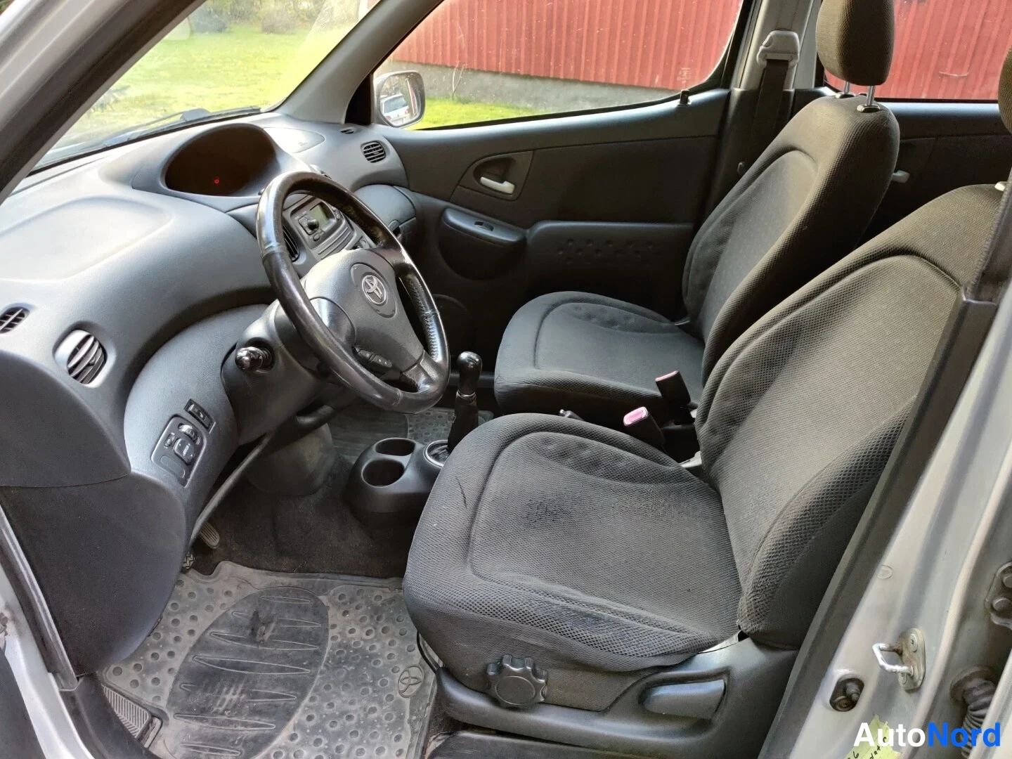 Hopea Toyota Yaris Verso 2004, ohjaamo, kuva 13