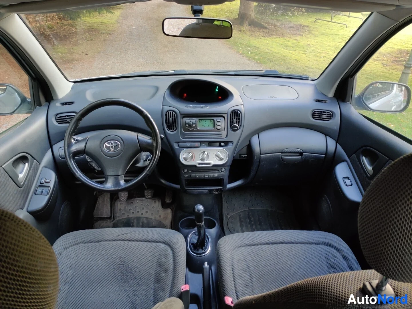 Hopea Toyota Yaris Verso 2004, ohjaamo, kuva 14