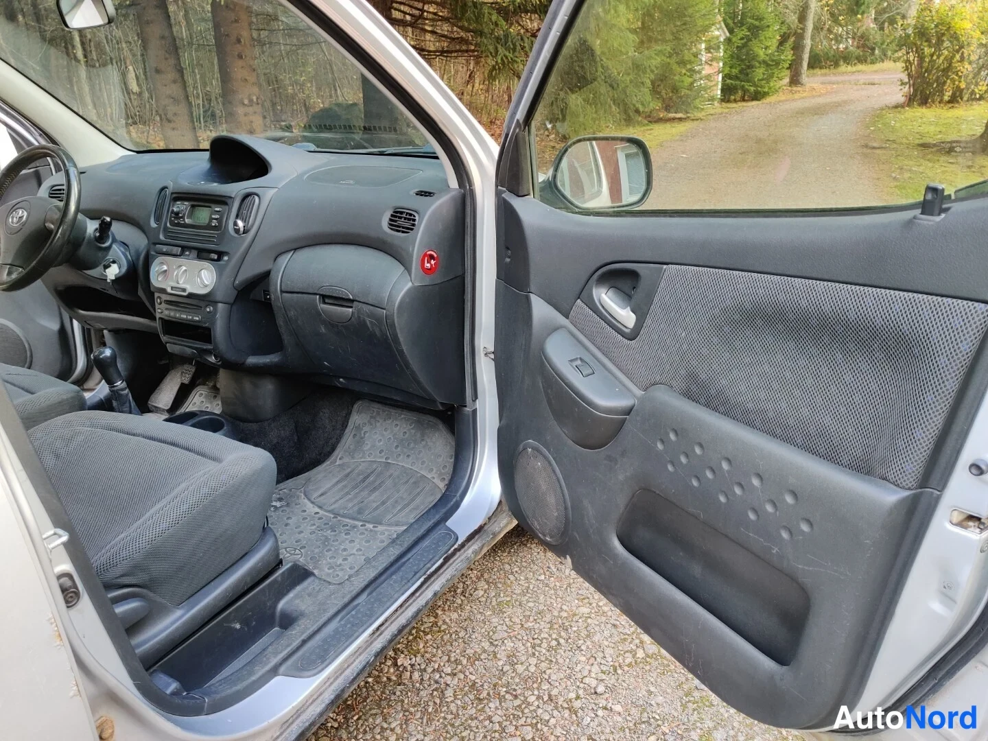 Hopea Toyota Yaris Verso 2004, ohjaamo, kuva 15