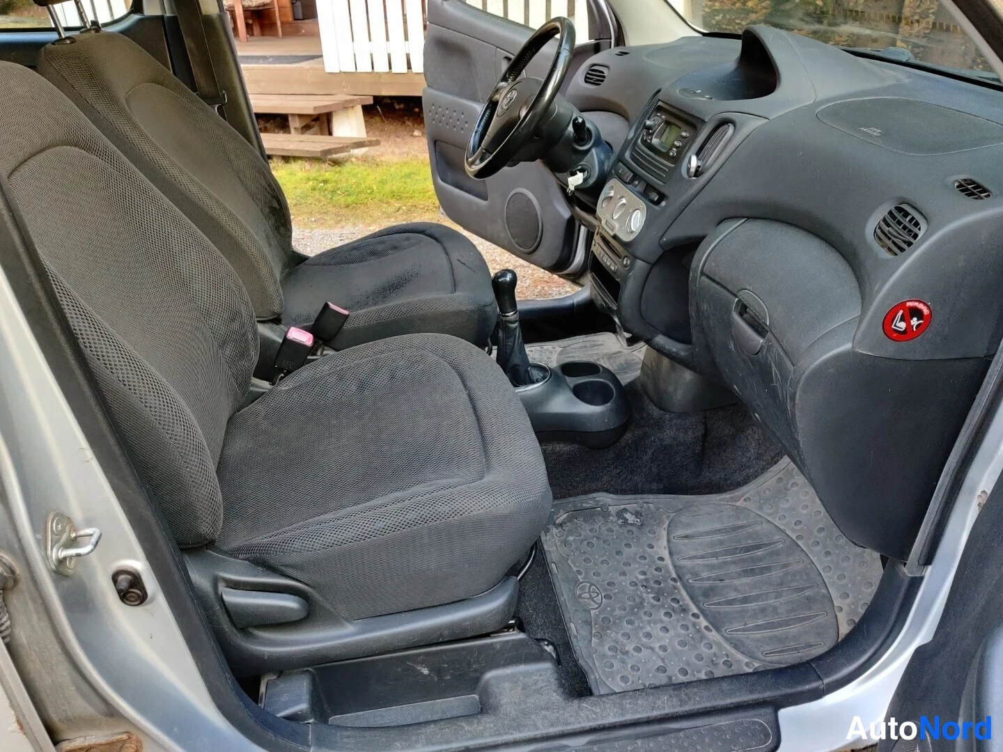 Hopea Toyota Yaris Verso 2004, ohjaamo, kuva 16