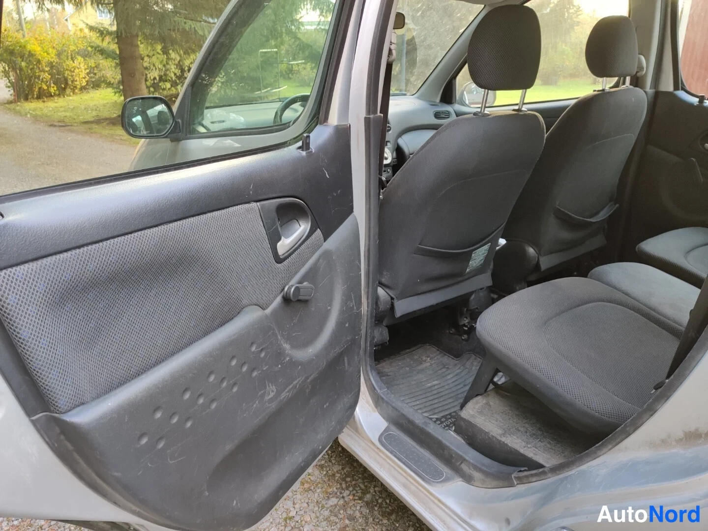 Hopea Toyota Yaris Verso 2004, ohjaamo, kuva 17