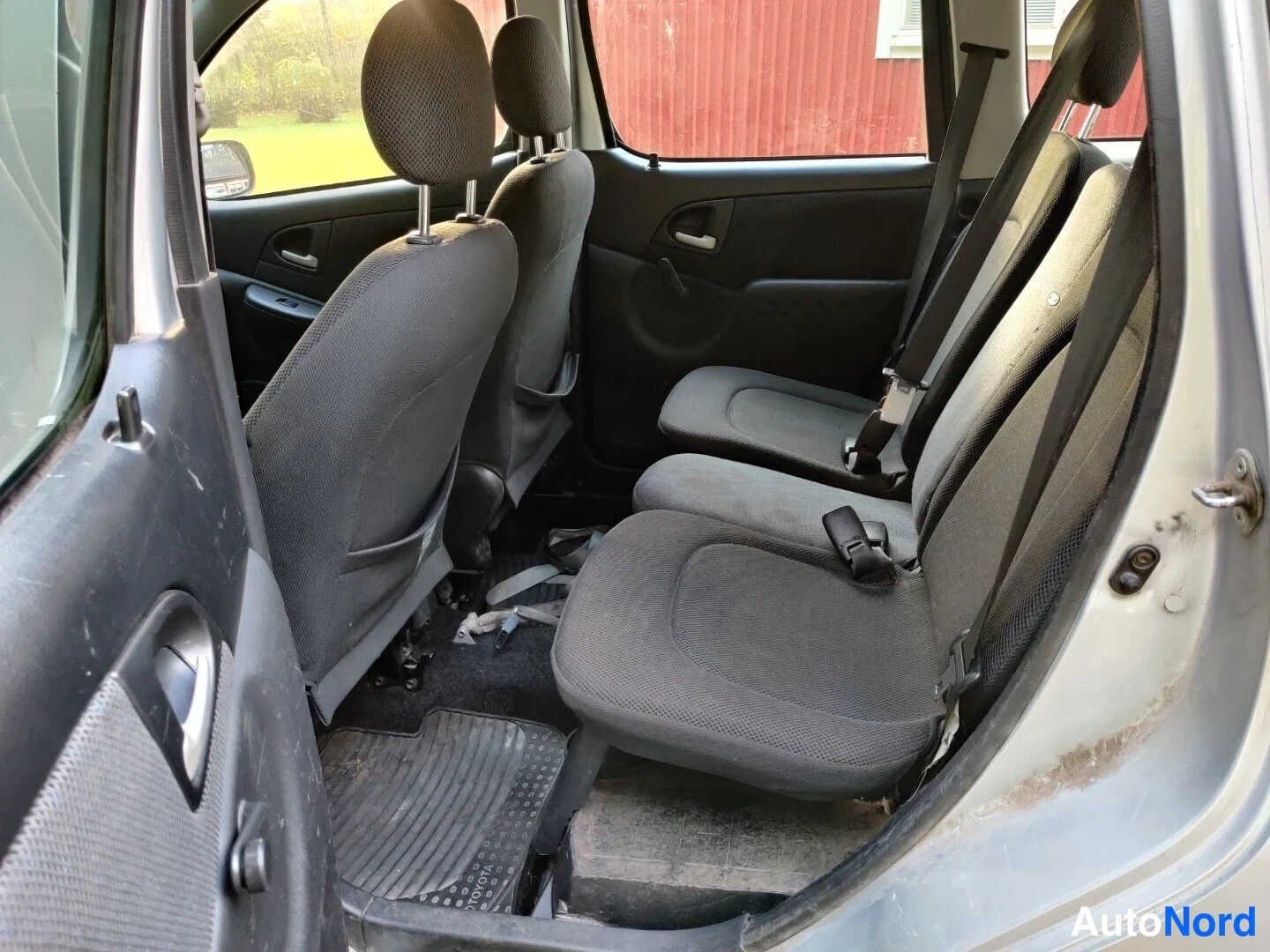 Hopea Toyota Yaris Verso 2004, takaistuimet, kuva 18