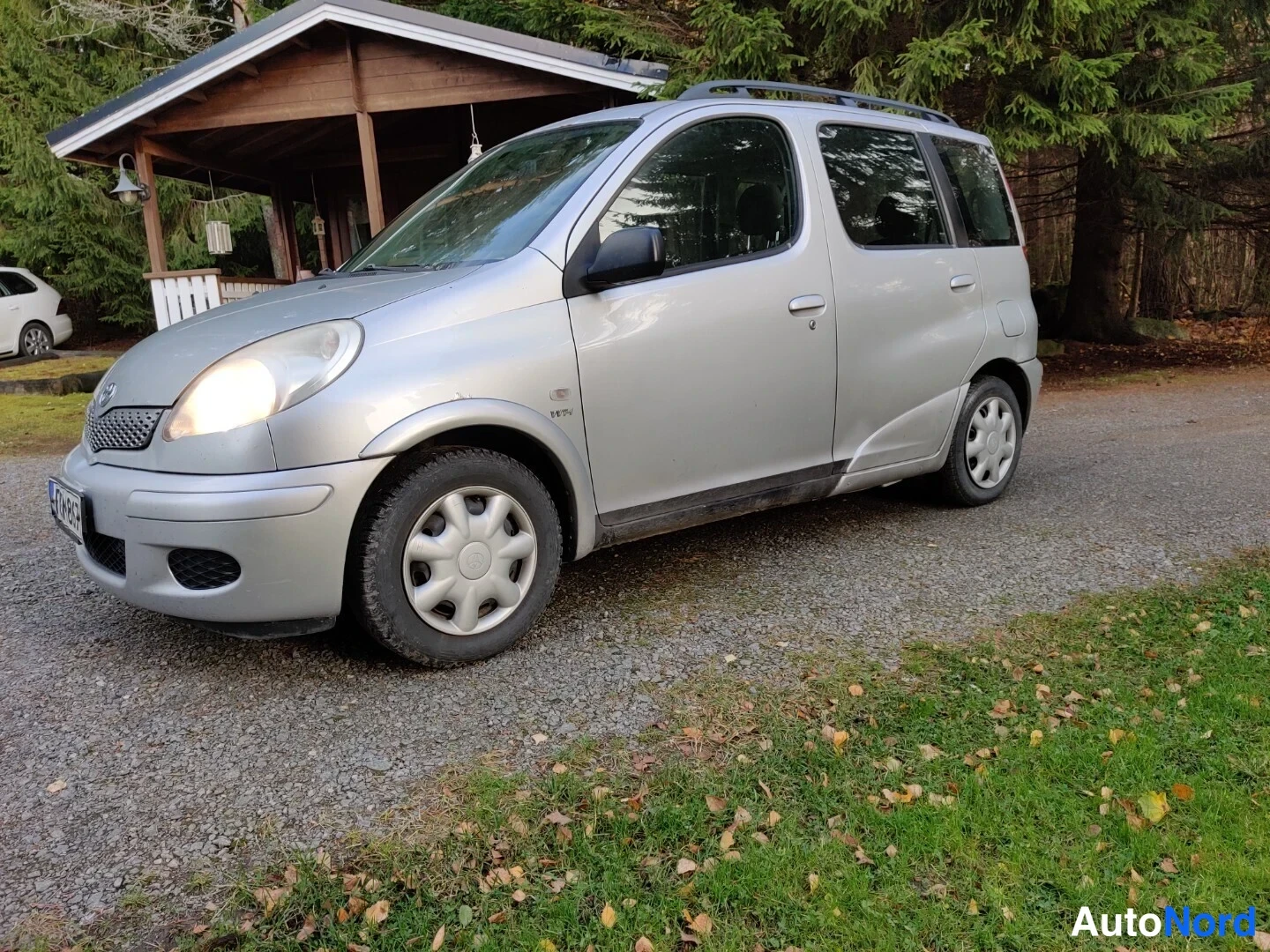 Hopea Toyota Yaris Verso 2004, etuviisto, keula vasemmalle, kuva 2