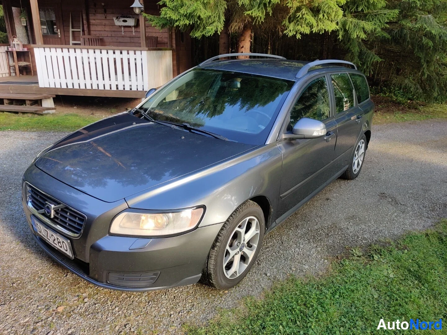 Harmaa Volvo V50 2009, etuviisto, keula vasemmalle, kuva 2