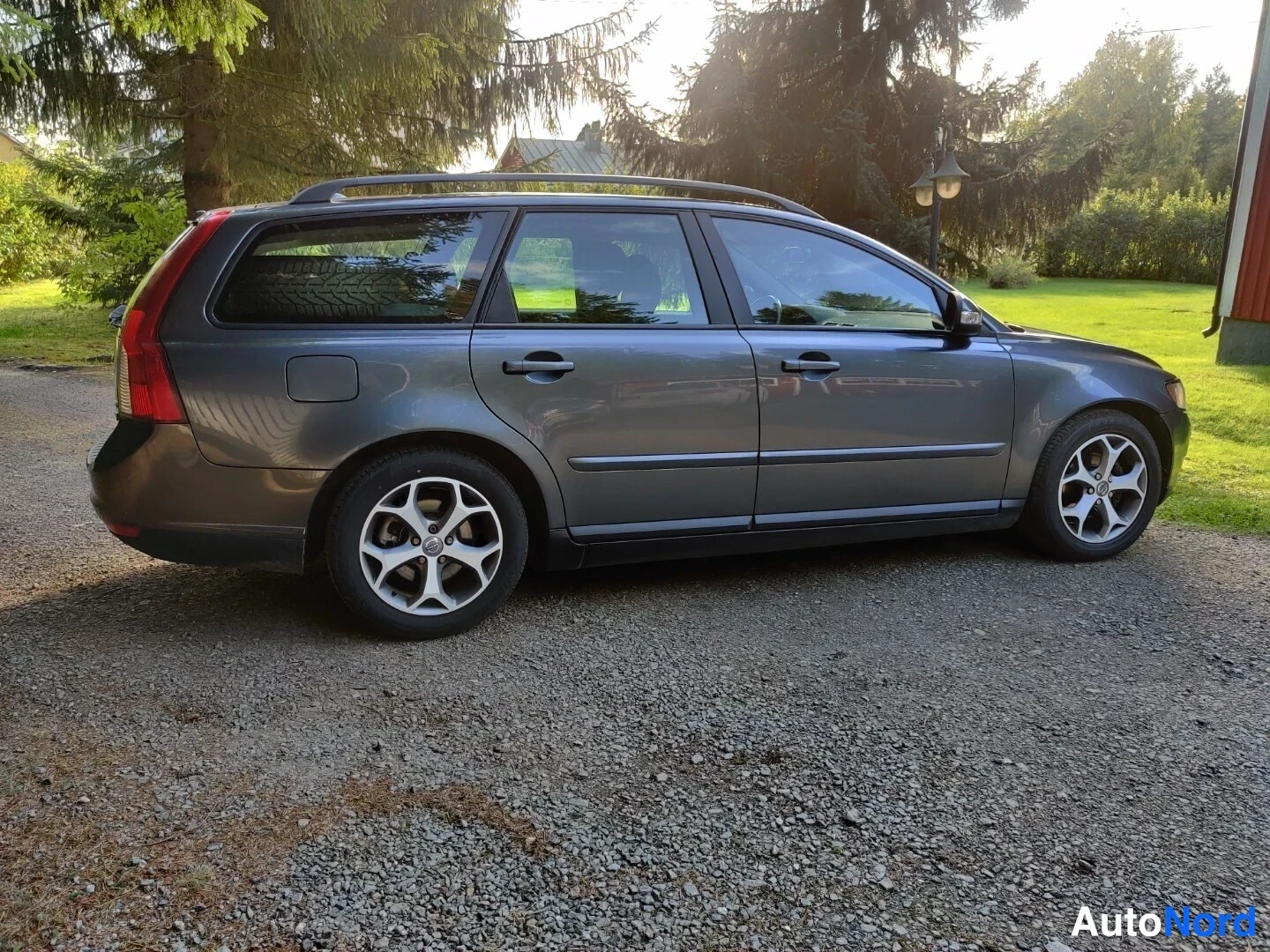 Harmaa Volvo V50 2009, sivulta, kuva 13
