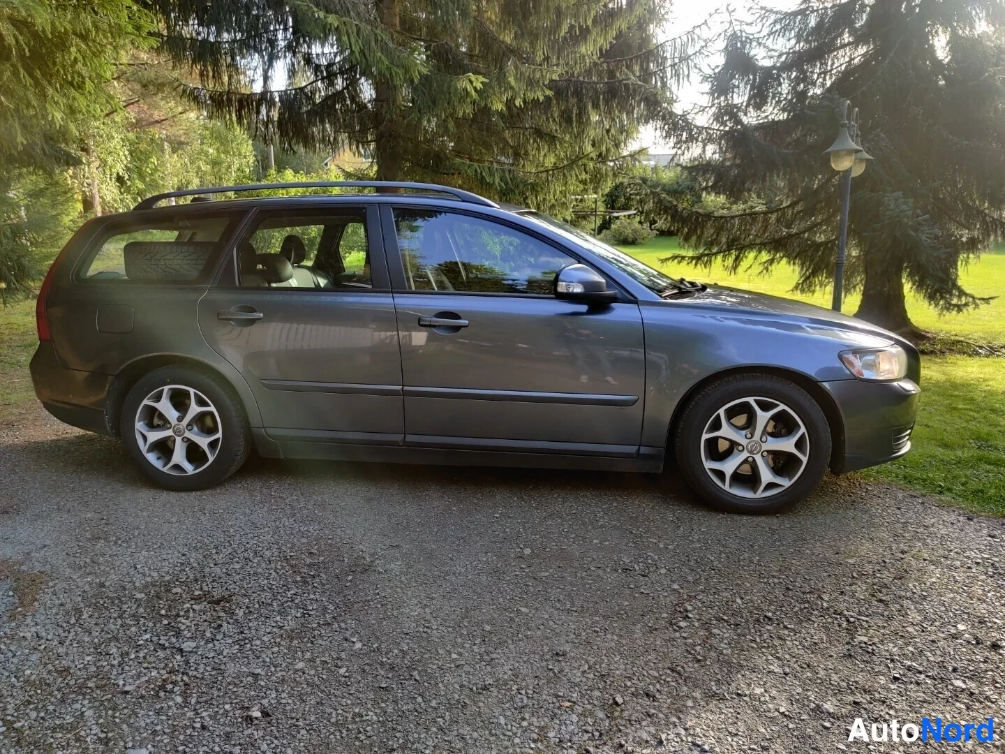 Harmaa Volvo V50 2009, etuviisto, keula oikealle, kuva 9
