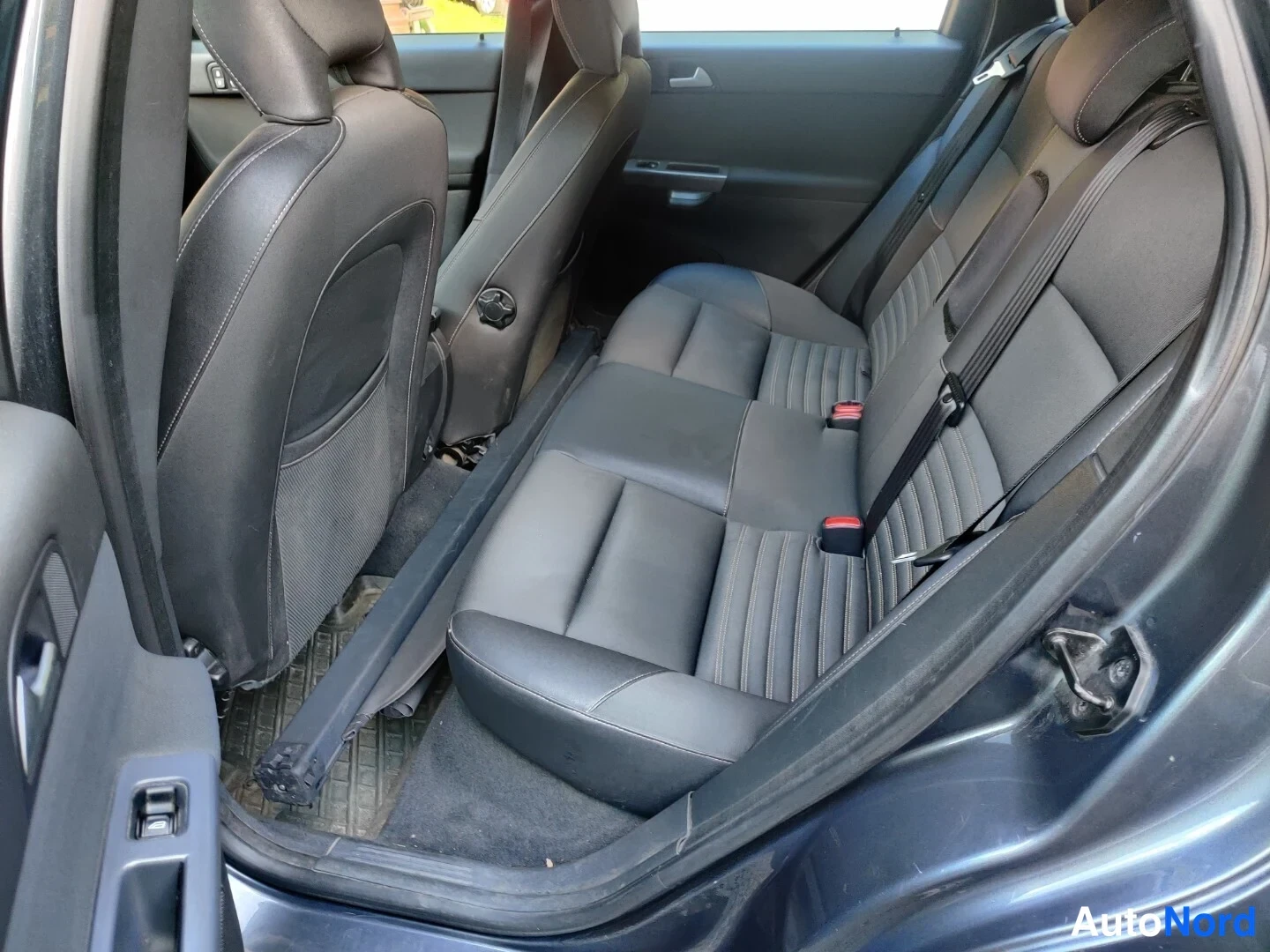 Harmaa Volvo V50 2009, takaistuimet, kuva 29