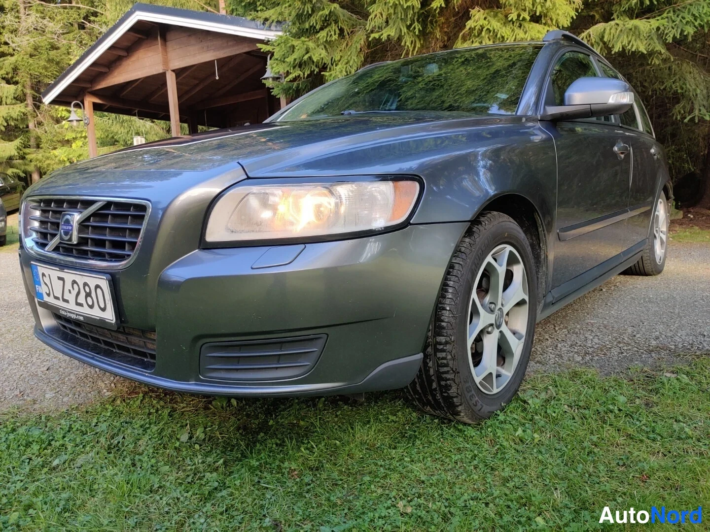Harmaa Volvo V50 2009, etuviisto, keula vasemmalle, kuva 3