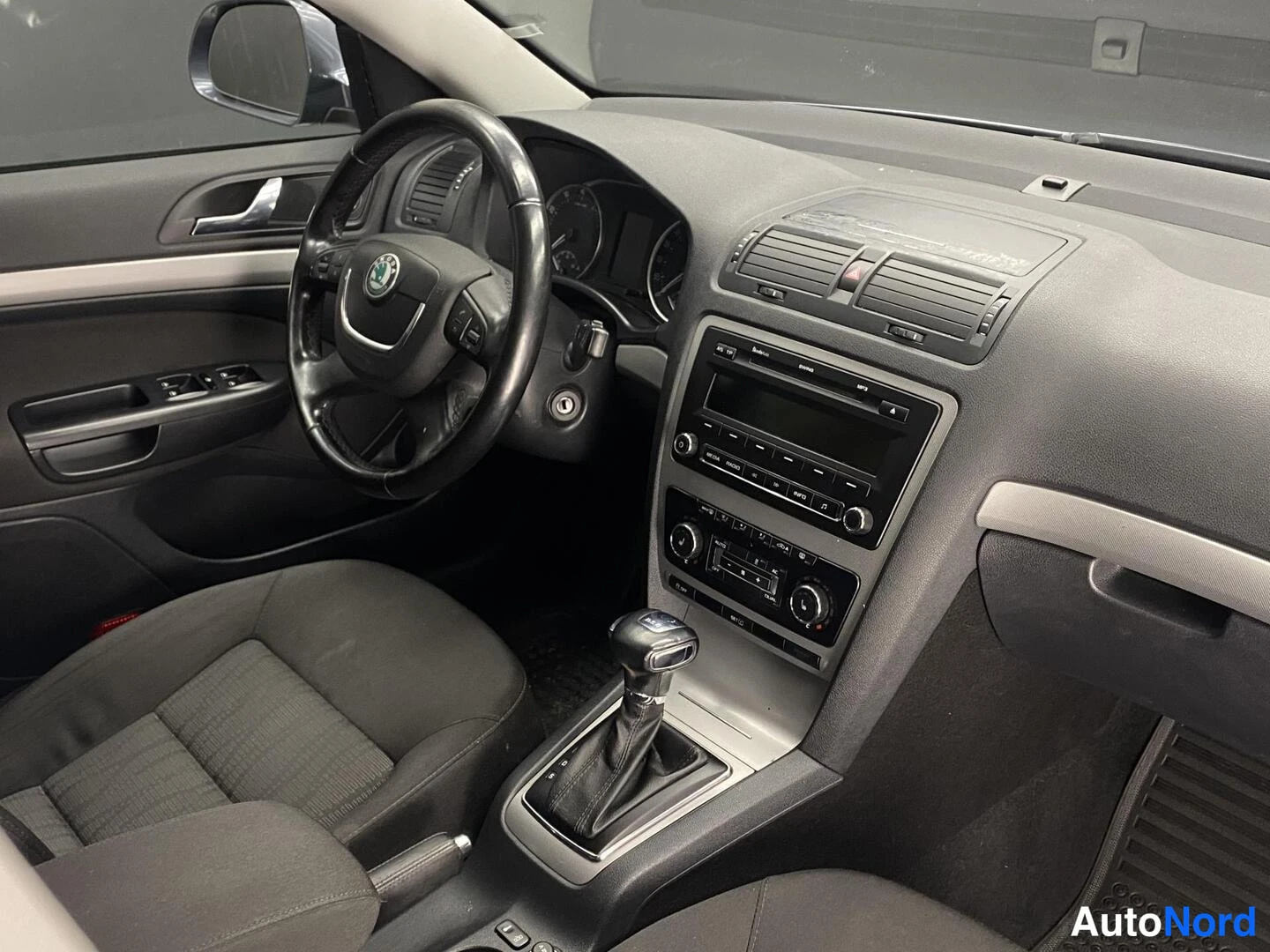 Harmaa Skoda Octavia 2013, ohjaamo, kuva 7