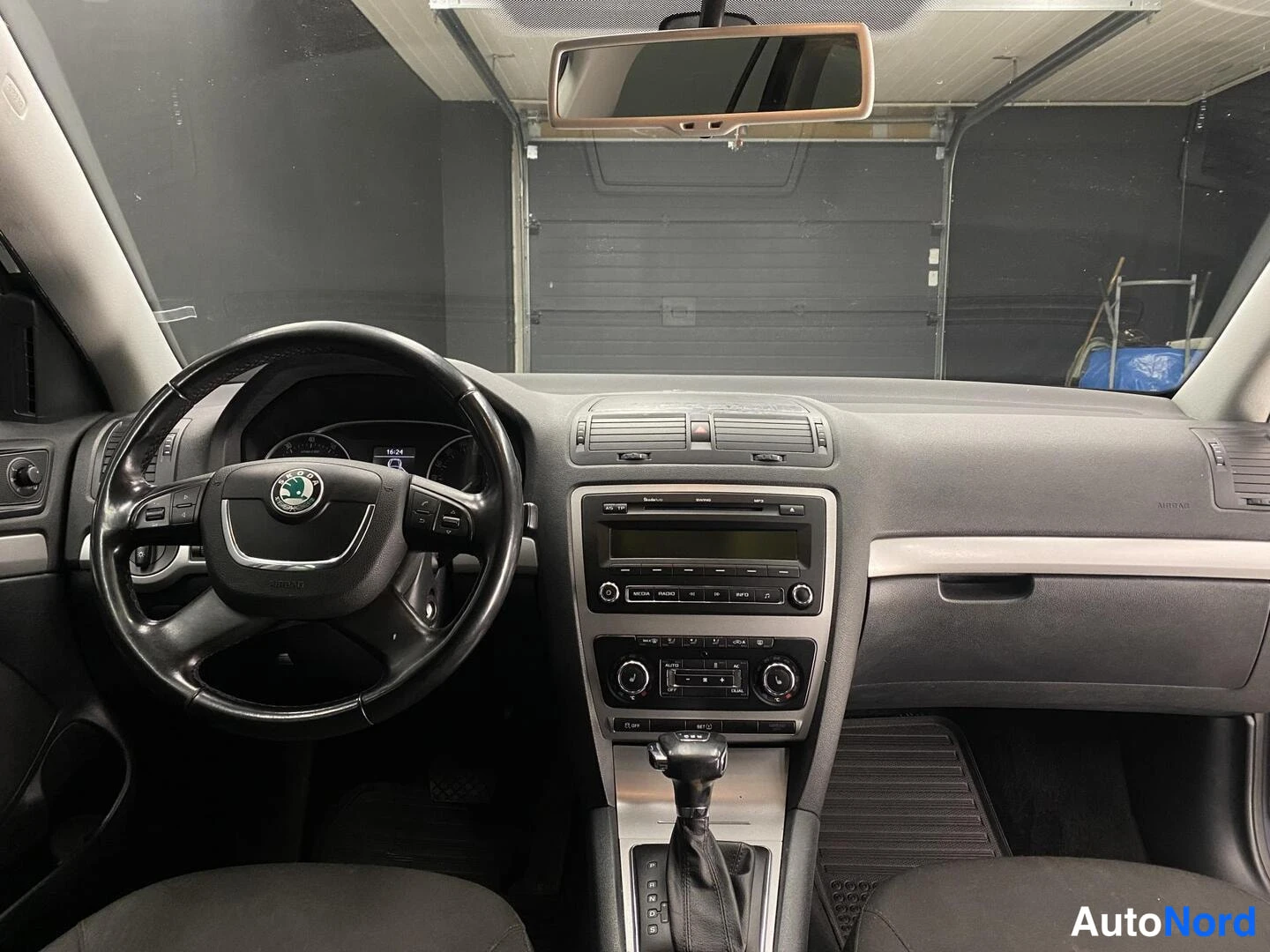 Harmaa Skoda Octavia 2013, ohjaamo, kuva 8