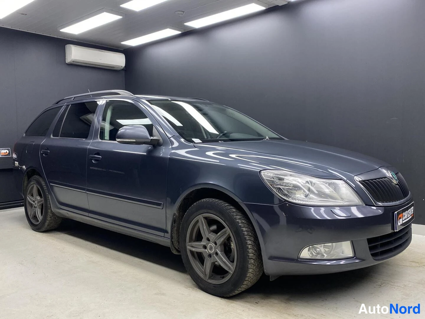 Harmaa Skoda Octavia 2013, etuviisto, keula oikealle, kuva 2