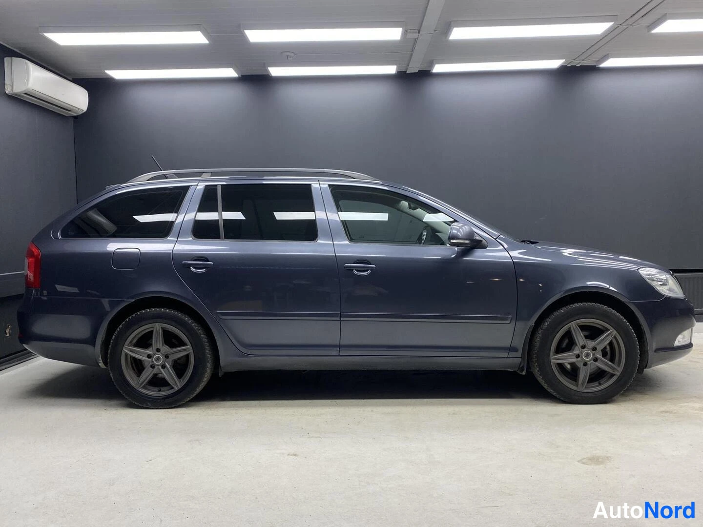 Harmaa Skoda Octavia 2013, sivulta, kuva 4