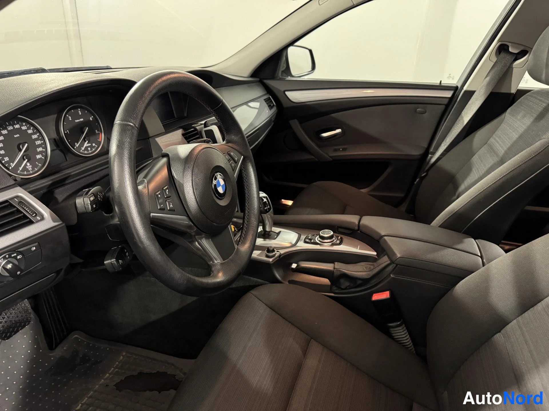 Kupari BMW 520d 2010, ohjaamo, kuva 10