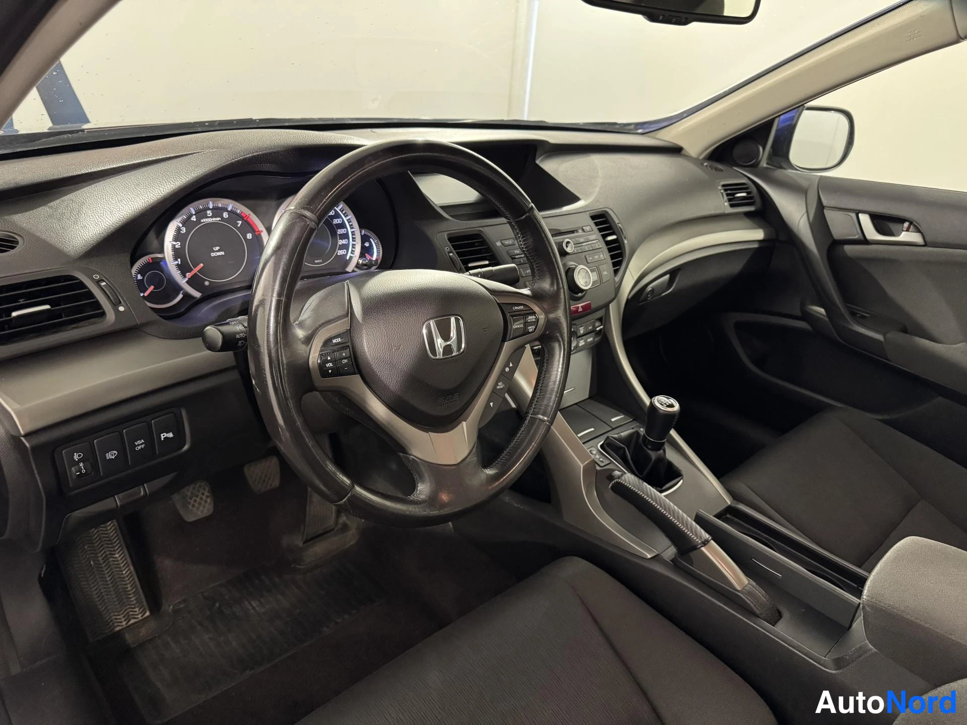 Sininen Honda Accord 2008, ohjaamo, kuva 13
