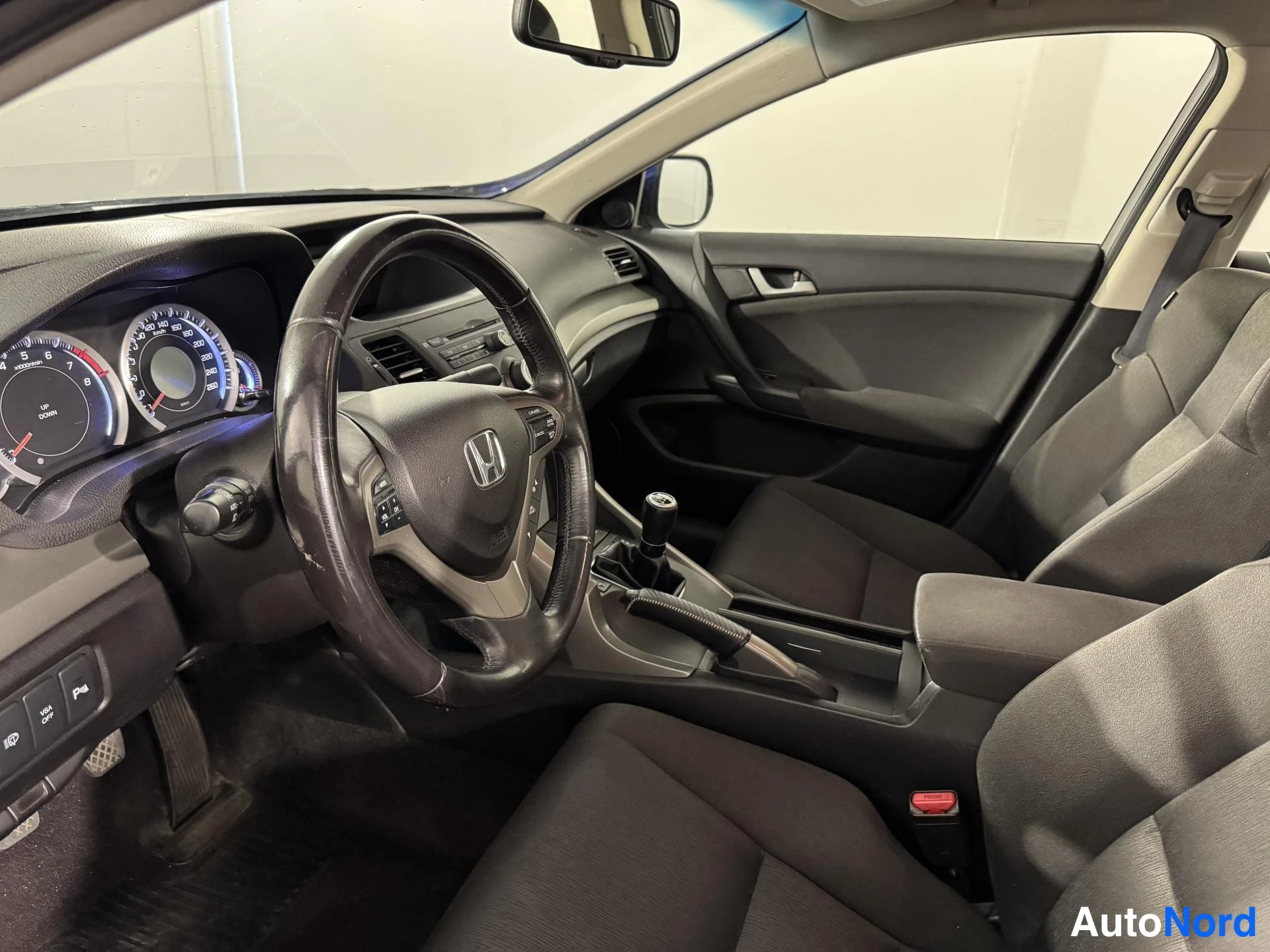 Sininen Honda Accord 2008, ohjaamo, kuva 9