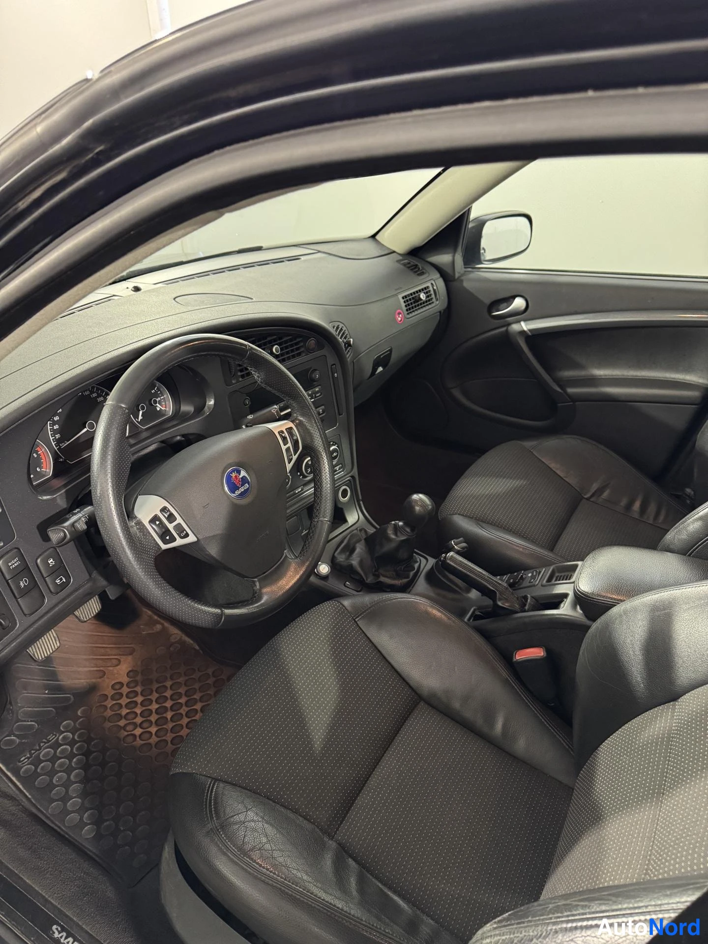 Musta Saab 9-5 2008, ohjaamo, kuva 9