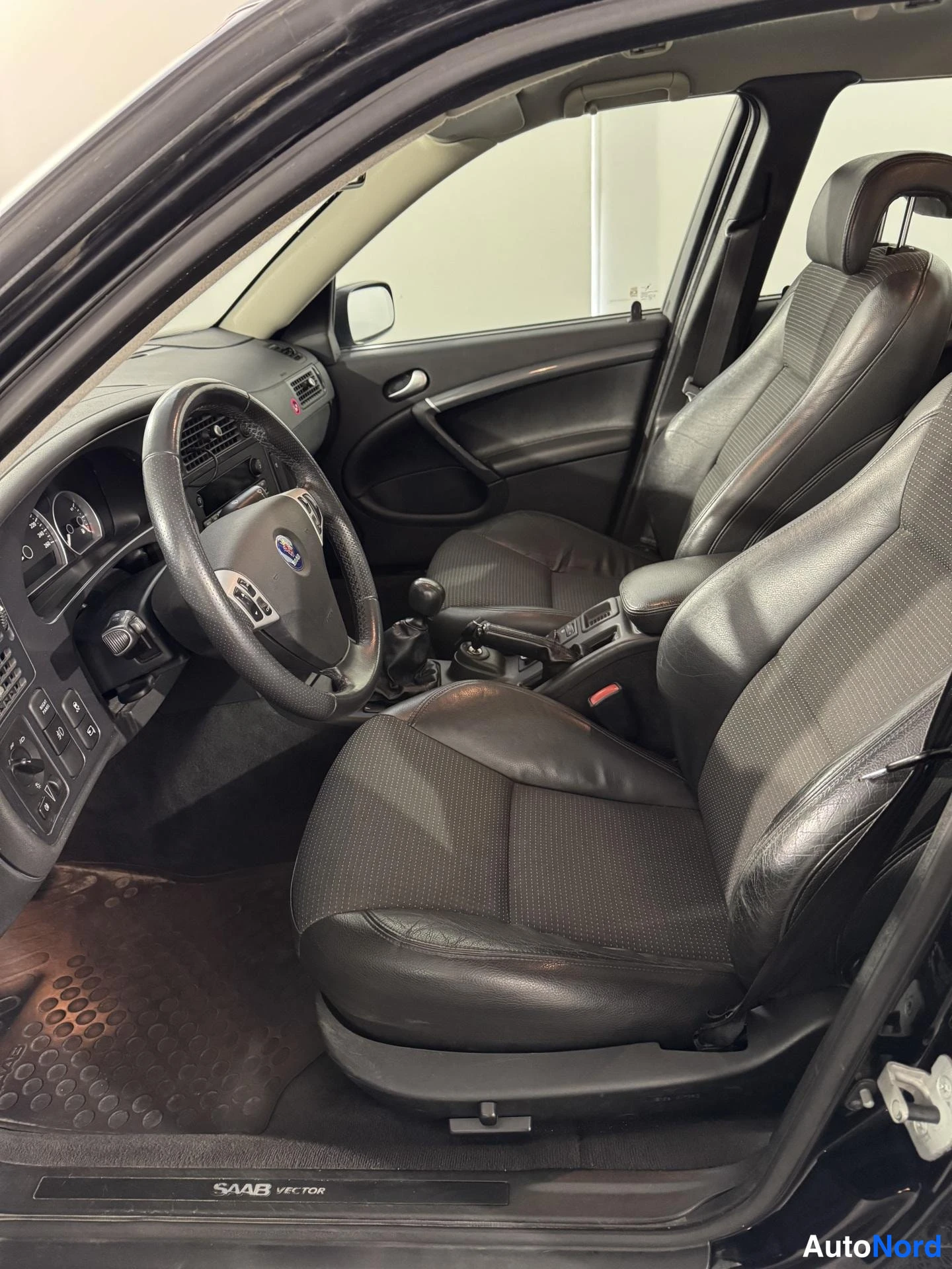Musta Saab 9-5 2008, ohjaamo, kuva 10