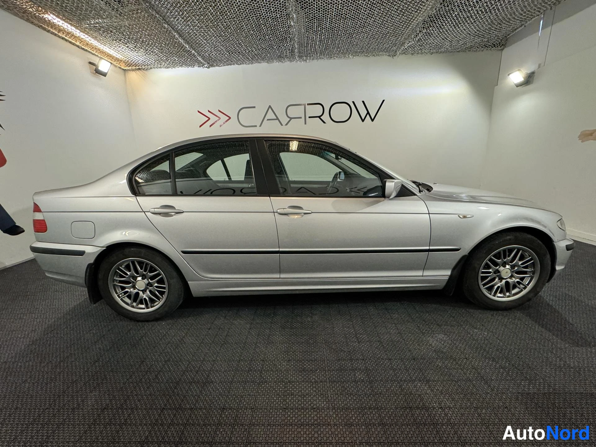Harmaa BMW 318i 2003, sivulta, kuva 4