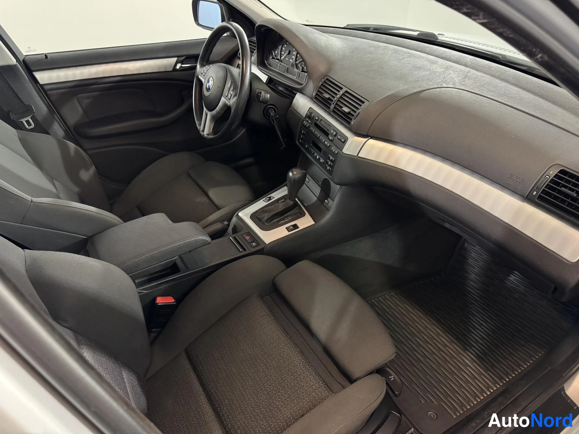 Harmaa BMW 318i 2003, etuistuimet, kuva 14