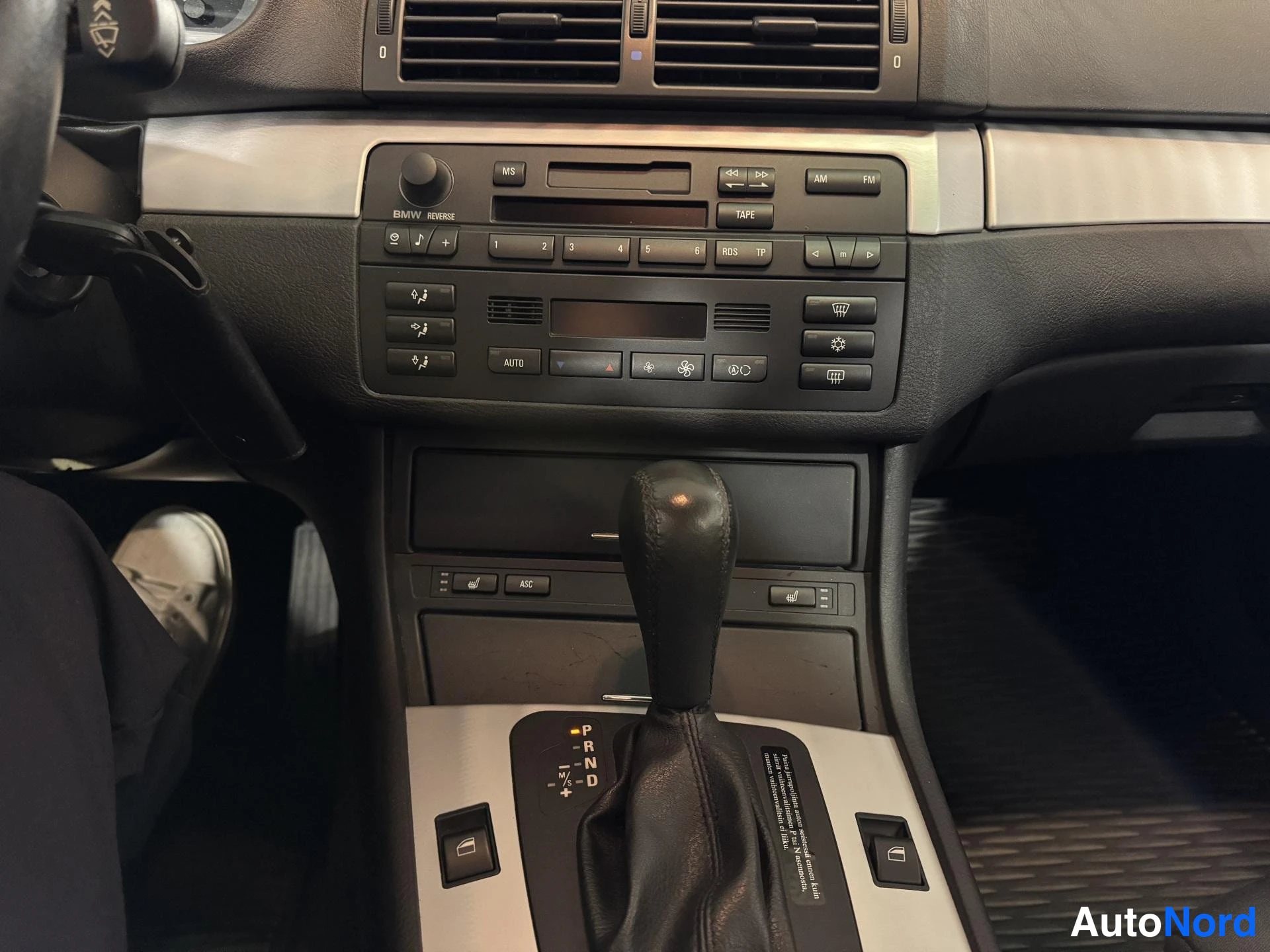 Harmaa BMW 318i 2003, ohjaamo, kuva 13