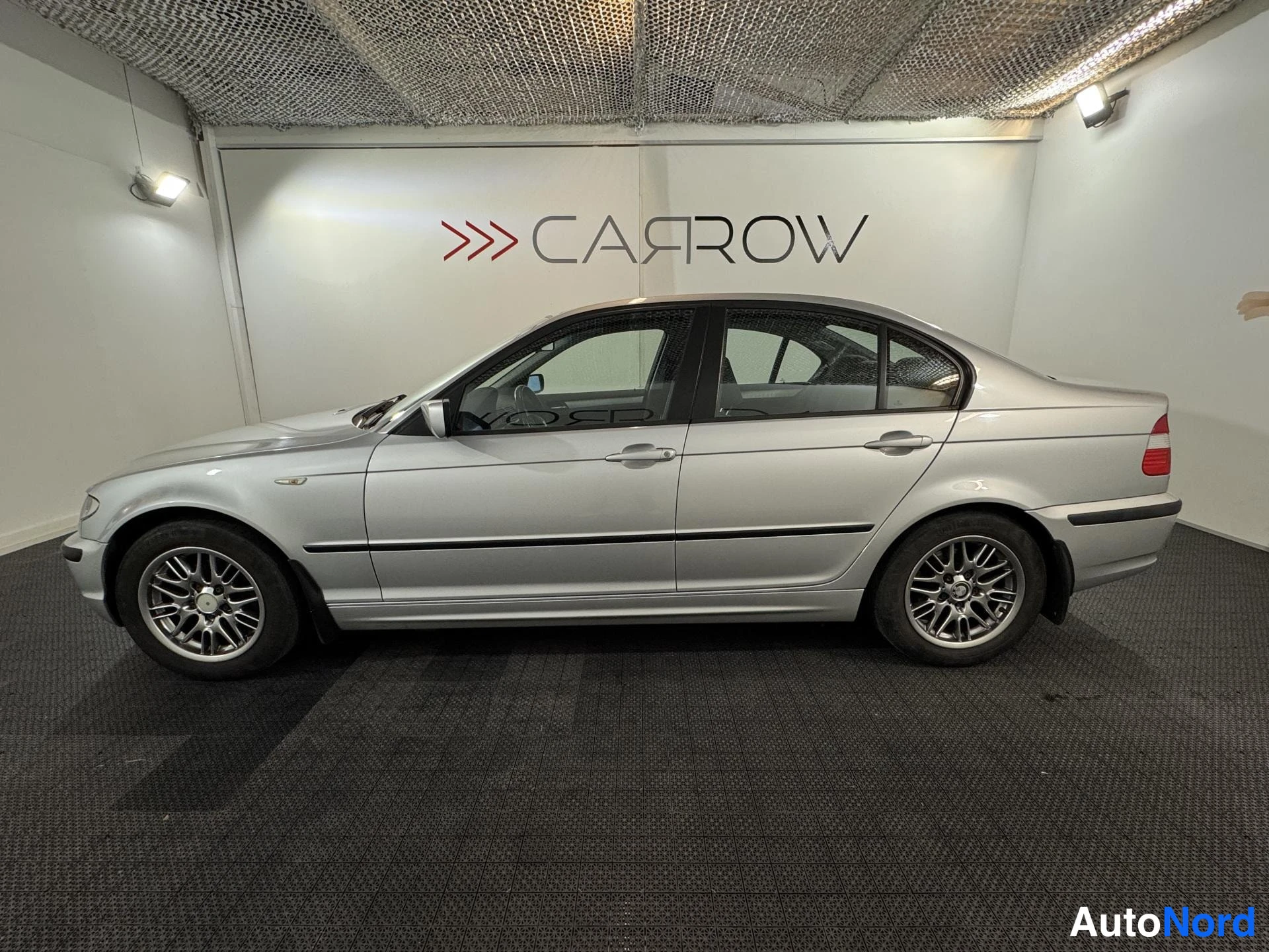 Harmaa BMW 318i 2003, sivulta, kuva 5