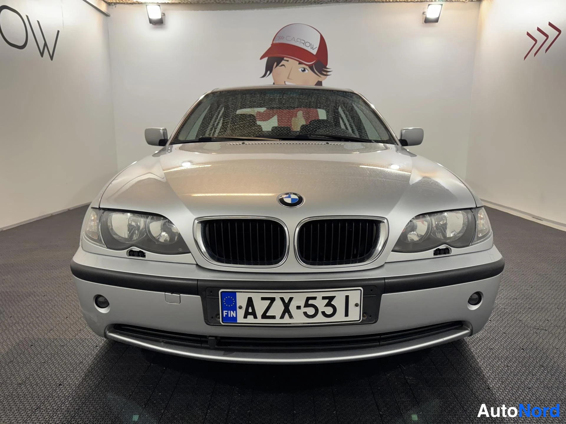 Harmaa BMW 318i 2003, edestä, kuva 3