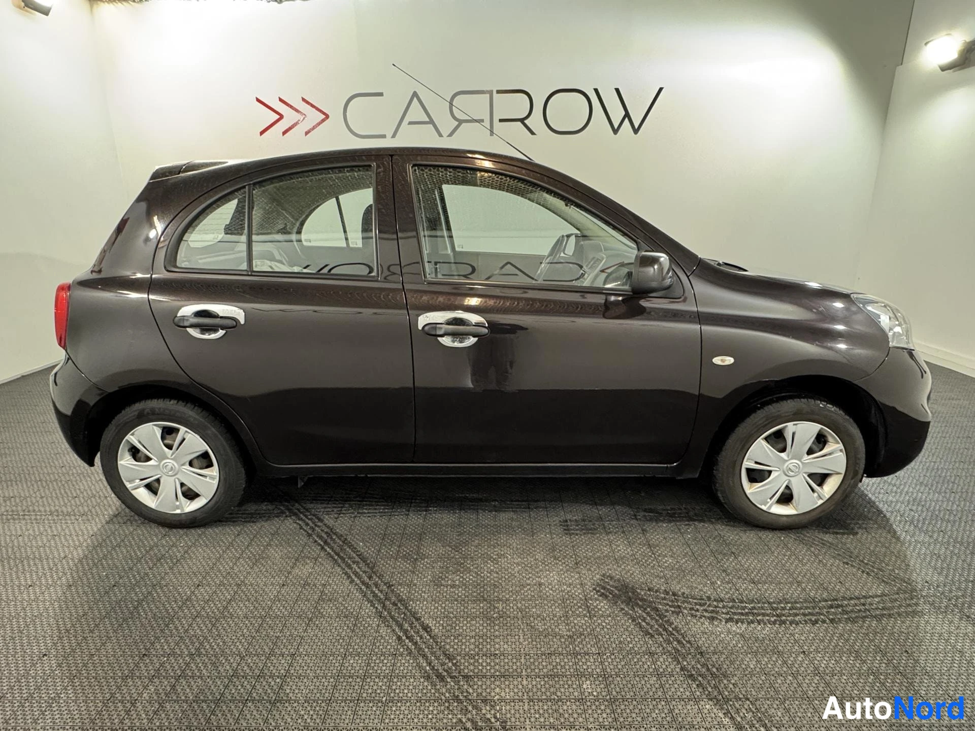 Violetti Nissan Micra 2013, etuviisto, keula oikealle, kuva 3