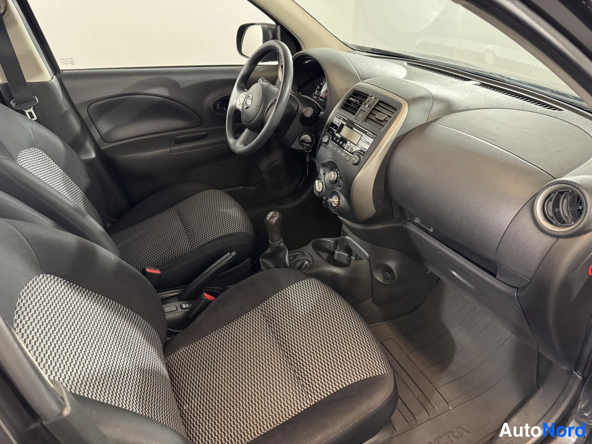 Violetti Nissan Micra 2013, etuistuimet, kuva 13