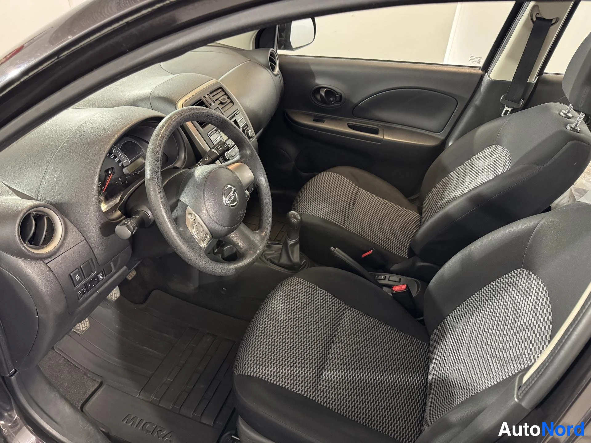 Violetti Nissan Micra 2013, ohjaamo, kuva 9
