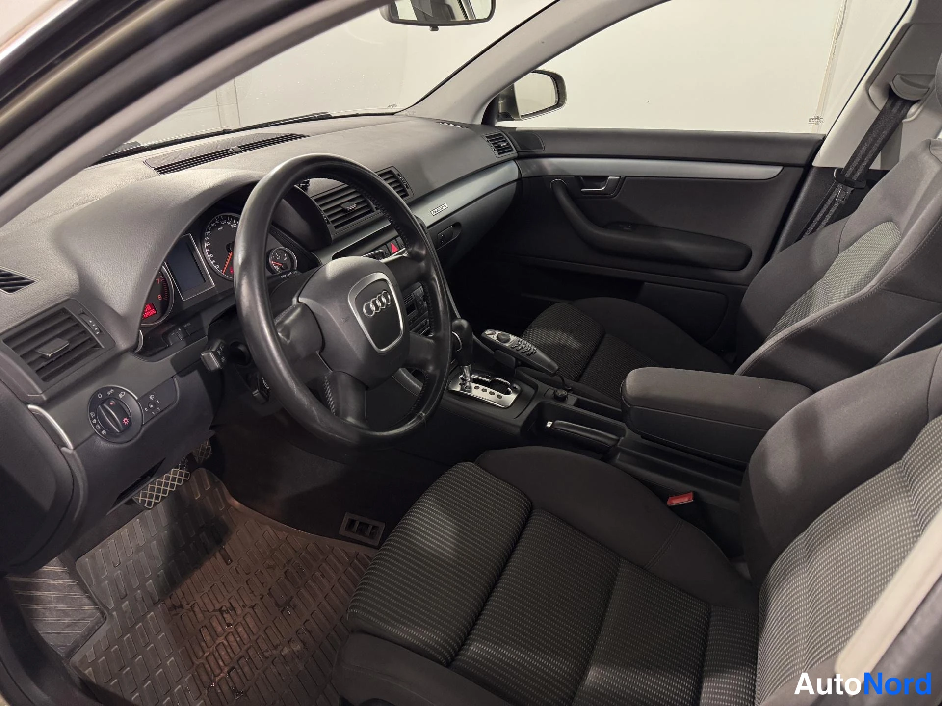 Keltainen Audi A4 2005, ohjaamo, kuva 9