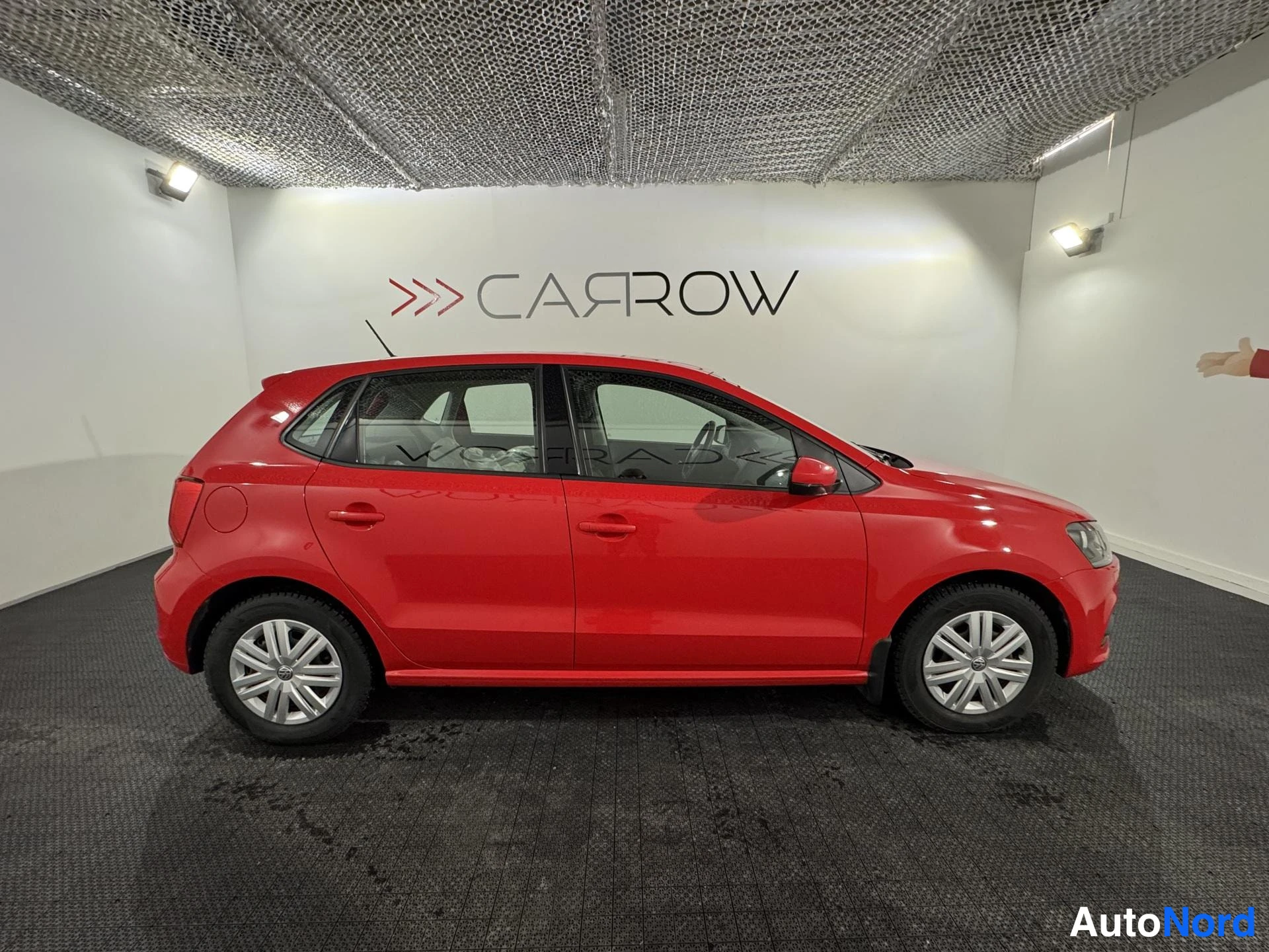 Punainen Volkswagen Polo 2015, sivulta, kuva 5