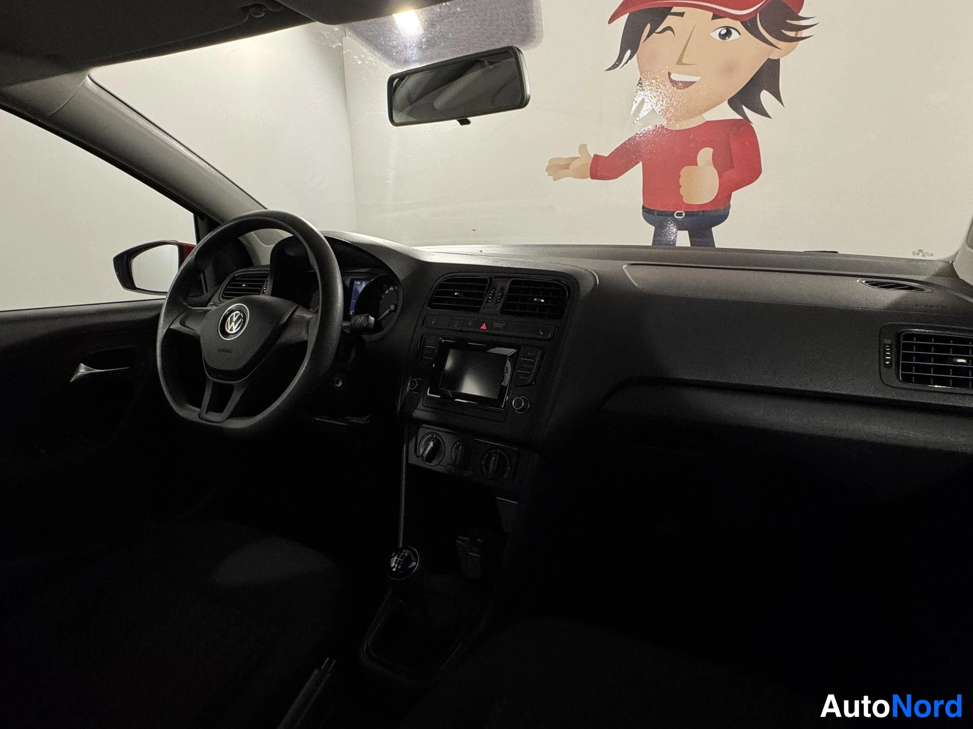 Punainen Volkswagen Polo 2015, ohjaamo, kuva 10