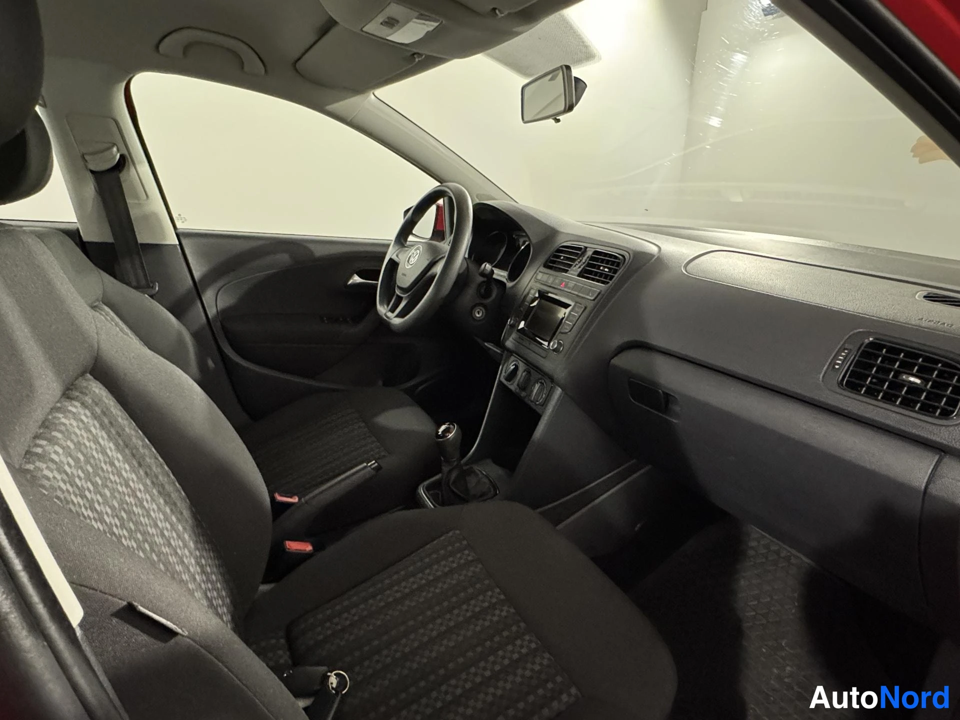 Punainen Volkswagen Polo 2015, ohjaamo, kuva 11