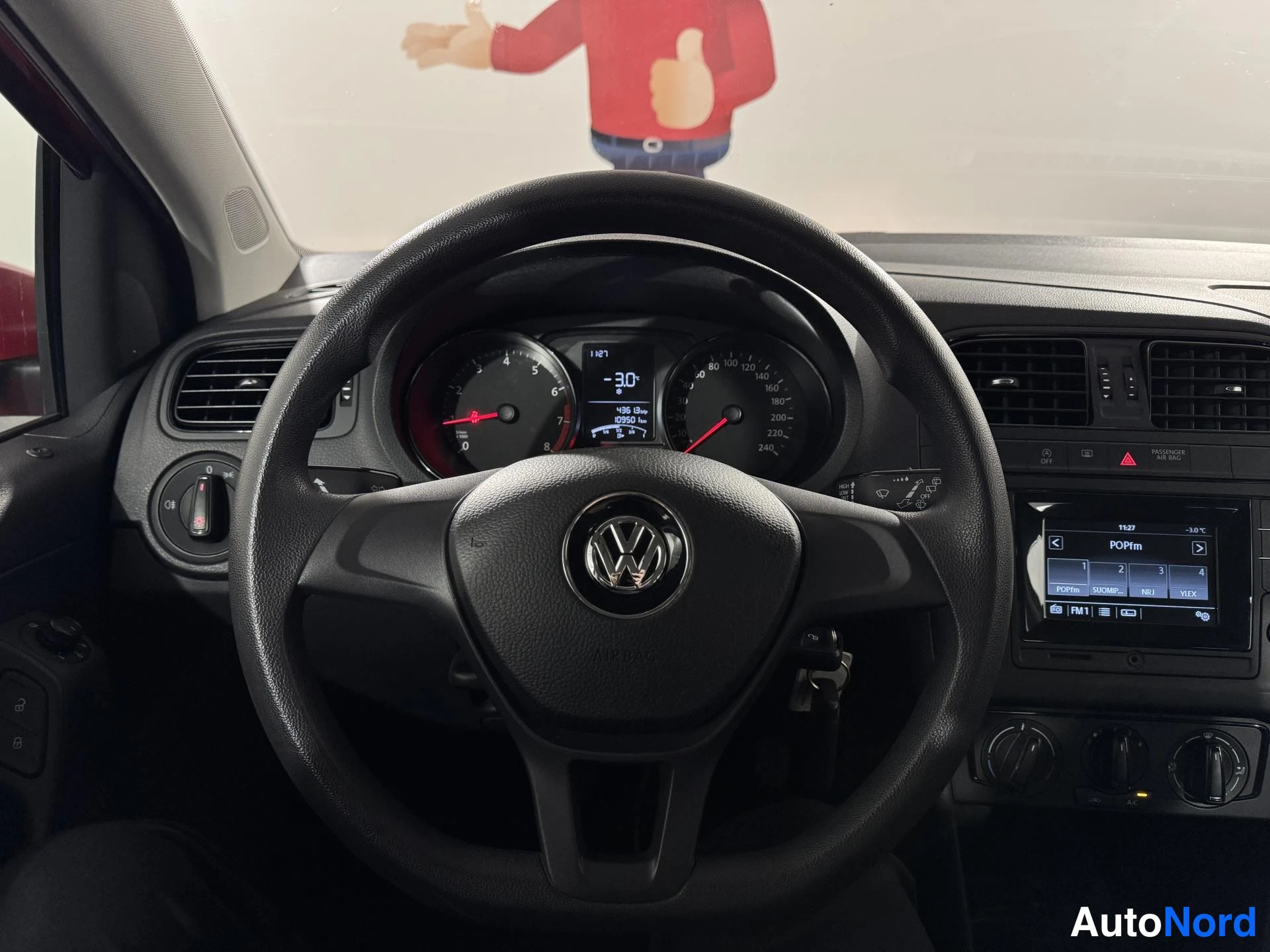 Punainen Volkswagen Polo 2015, ohjaamo, kuva 12