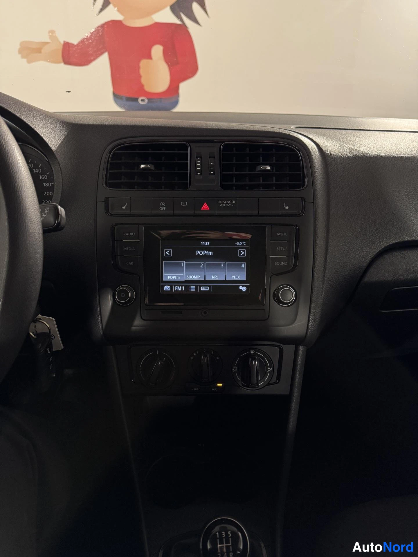 Punainen Volkswagen Polo 2015, ohjaamo, kuva 13