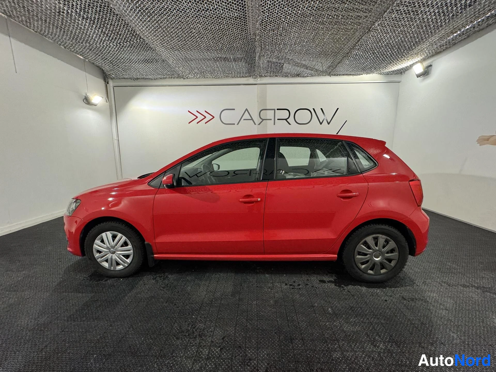 Punainen Volkswagen Polo 2015, etuviisto, keula vasemmalle, kuva 2