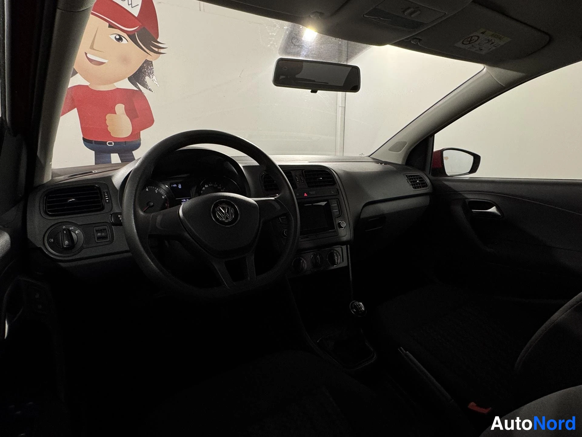 Punainen Volkswagen Polo 2015, ohjaamo, kuva 14