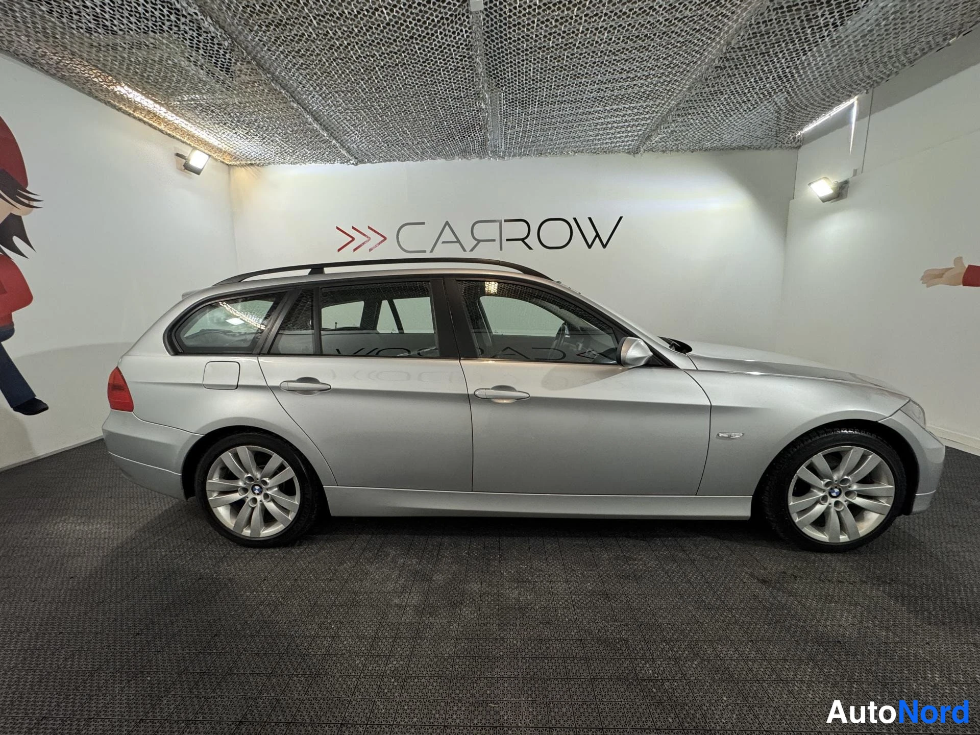 Harmaa BMW 318i 2007, sivulta, kuva 5